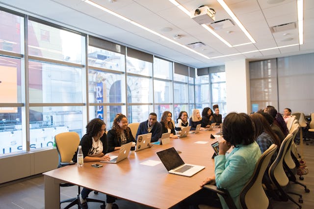 how-heads-of-operations-use-strategic-communication-to-align-cross-functional-teams
